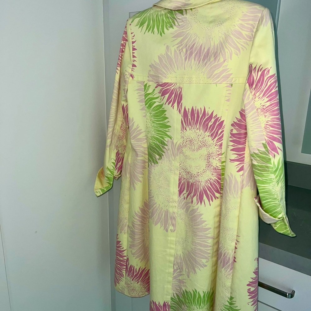 Gorgeous fitted coat, side pockets-LIKE NEW CONDITION! - Picture 3 of 5